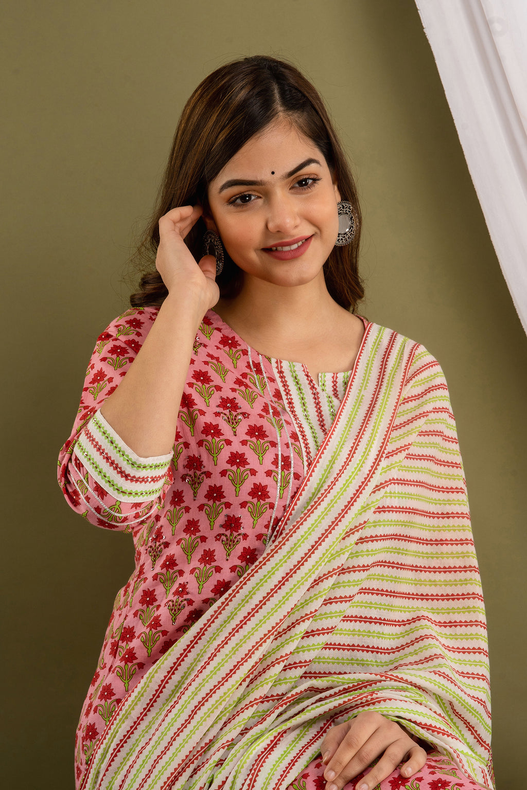 Gulabi Guldasta Dupatta Set